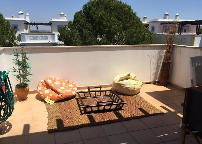 Garden Villa, Cosy House By The Sea