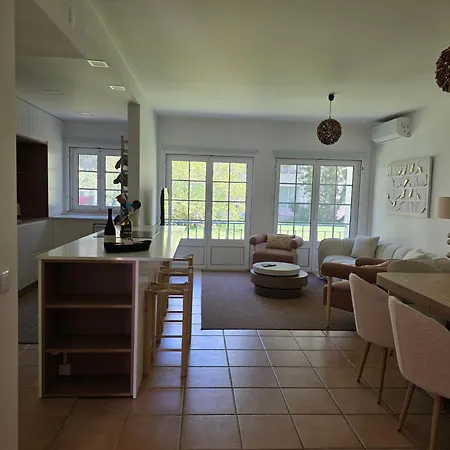 Garden Villa, Cosy House By The Sea بيت للعطل