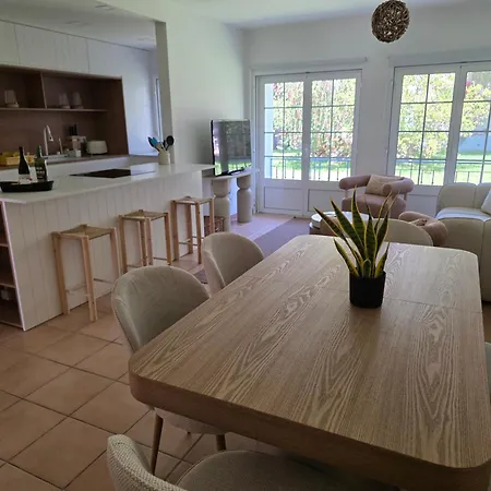 بيت للعطل Garden Villa, Cosy House By The Sea