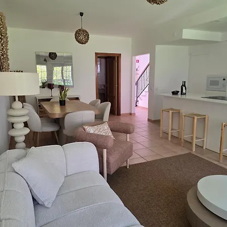 بيت للعطل Garden Villa, Cosy House By The Sea