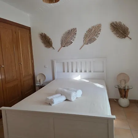 بيت للعطل Garden Villa, Cosy House By The Sea
