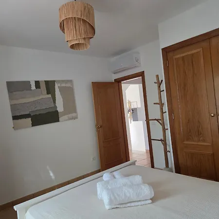 Garden Villa, Cosy House By The Sea بيت للعطل *