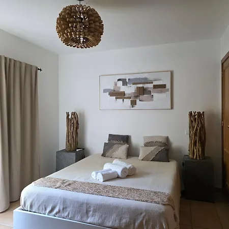 بيت للعطل Garden Villa, Cosy House By The Sea